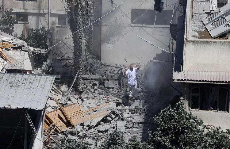 Optrapning. En palæstinensisk mand står i ruinerne af et hus, der er blevet ramt af et israelsk missil i Gaza. Israelsk militær har nu også sat tropper ind på landjorden, og premierminister Benjamin Netanyahu varsler nu yderligere optrapning af konflikten. 