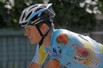 Skrammer. Danske Jakob Fuglsang styrtede på dagens etape, men ifølge manageren er der kun tale om overfladiske skrammer. 