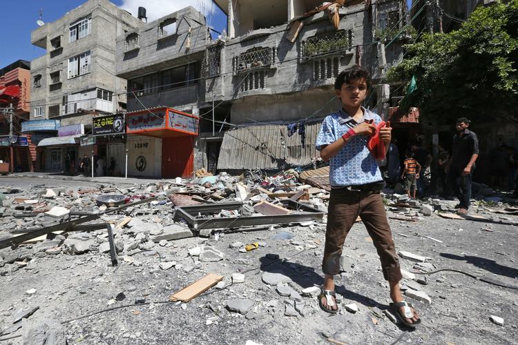 Ødelæggelse. Gaderne i Gaza bærer præg af nattens israelske angreb. En ung dreng går rundt i rodet, for det er langt fra alle, der vælger at flygte. 