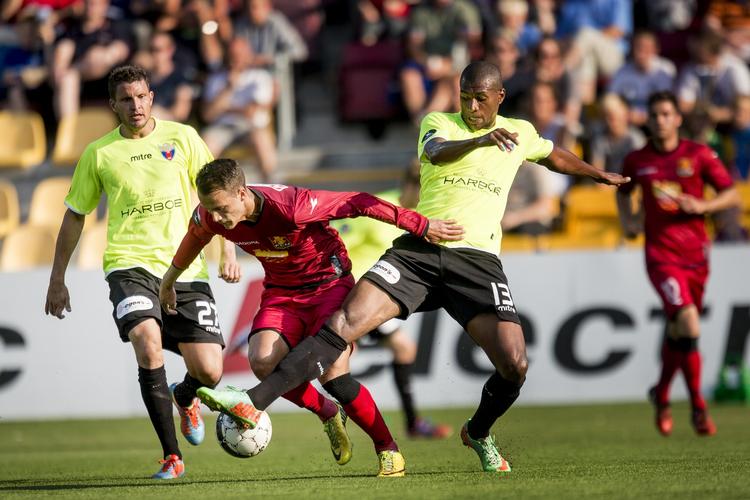 Kristian Lindberg fra FC Nordsjælland i duel med Jean-Claude Bozga og Jan Kristiansen FC Vestsjælland. 
