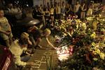 Flyulykke. Sørgende tænder lys og lægger blomster foran den hollandske ambassade i Kijev dagen efter, at flyet MH17 blev skudt ned over det østlige Ukraine. 
