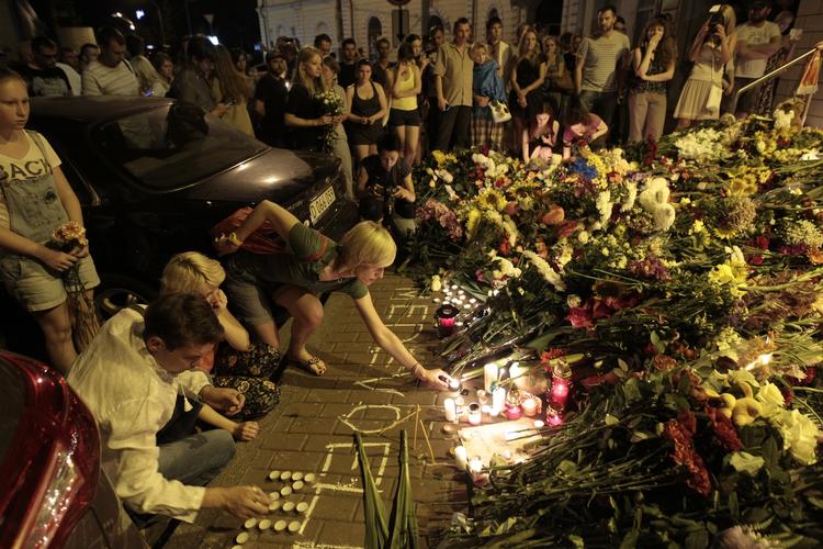 Flyulykke. Sørgende tænder lys og lægger blomster foran den hollandske ambassade i Kijev dagen efter, at flyet MH17 blev skudt ned over det østlige Ukraine. 