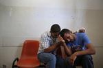 Krig. En slægtning græder på lighuset i Gaza City, efter at familiemedlemmer er blevet dræbt i israelske raketter. 
