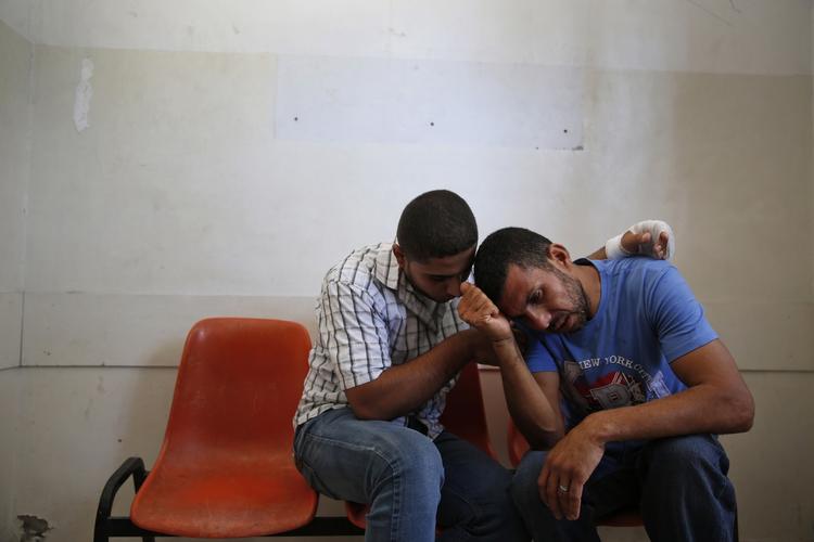 Krig. En slægtning græder på lighuset i Gaza City, efter at familiemedlemmer er blevet dræbt i israelske raketter. 