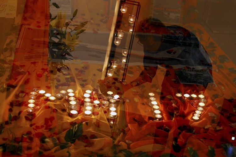 Ofre. Ved en kirke i Kuala Lumpur i Malaysia er der opstillet lys til minde om ofrene i Malaysia Airlines Flight 17, der styrtede ned over Ukraine torsdag. 