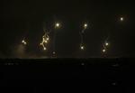 Offensiv. Tidligt lørdag morgen så nattehimlen sådan ud over Gaza. Israelske bomber regnede ned over palæstinenserne. 