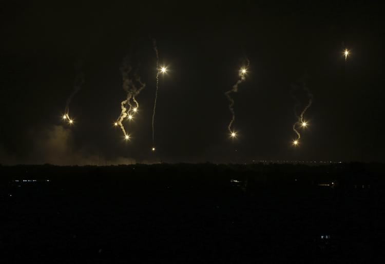 Offensiv. Tidligt lørdag morgen så nattehimlen sådan ud over Gaza. Israelske bomber regnede ned over palæstinenserne. 