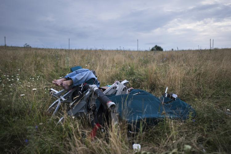 Mareridt. Det er ubærligt at se, hvordan lig er spredt ud over et enormt område på marker i Ukraine, men så meget desto mere vigtigt er det for OSCE at få adgang til området uden frygt for separatisterne. Det lader til, at det nu kan lade sig gøre. 