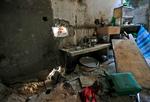 Ødelæggelse. Familien Inteiz' hus i Shajaiyeh-kvarteret i Gaza By var et af målene for Israels raketter natten til i går. Tre medlemmer af familien blev dræbt under angrebet, siger familien til AP. Frygten i Gaza er, at angrebene vil blive intensiveret yderligere, og at de vil vare i ugevis. 