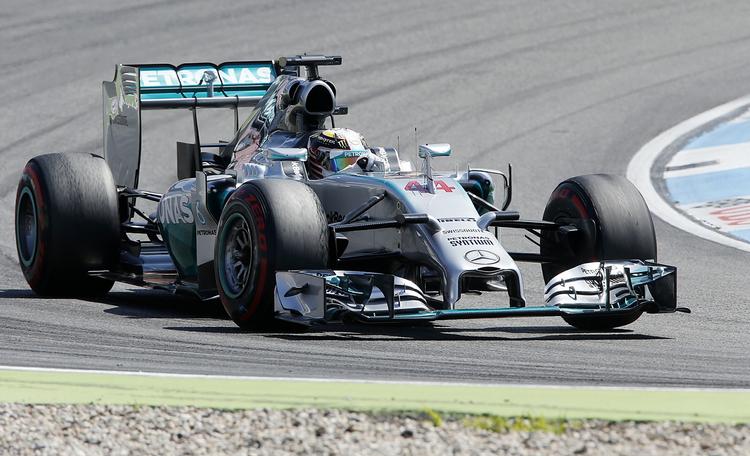 Uheld. Mercedes-køreren Lewis Hamilton kørte galt ved dagens kvalifikation til morgendagens løb på Hockenheim. Han er sendt til en lægeundersøgelse for at finde ud af, om han har fået en hjernerystelse. 