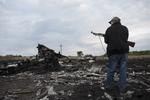 Eneret. Der holdes vagt på stedet, hvor størstedelen af vragresterne efter MH17 ligger. 