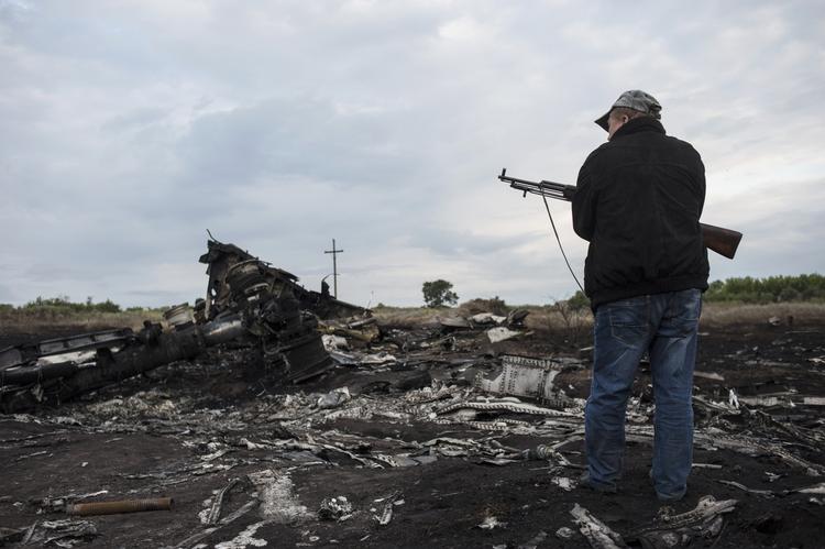 Eneret. Der holdes vagt på stedet, hvor størstedelen af vragresterne efter MH17 ligger. 