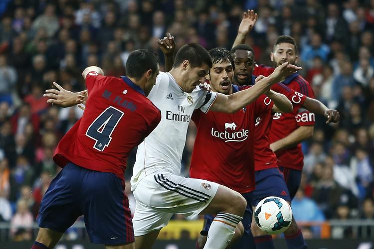 Klubskifte. Alvaro Morata skifter Real Madrids hvide trøje ud med Juventus sort-hvide. 