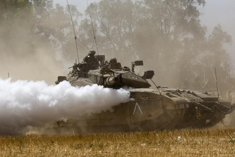 Ildstyrke. En israelsk kampvogn på grænsen mellem Israel og Gaze. To israelske soldater er i dag dræbt i kampe i Gaza. 