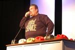 Parodi. Amin Jensen i rollen som forvirret portier i sketchen 'Hotel Hilton', som han oprindelig optrådte med i sin revydebut i 2003 med Nykøbing Falster Revyen. 