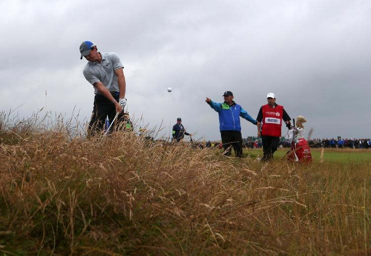 Føring. Rory McIlroy på vej ud af roughen på syvende hul. 