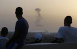 Internationalt. Israelere i Sderot kigger ud over luftangreb i Gaza. 