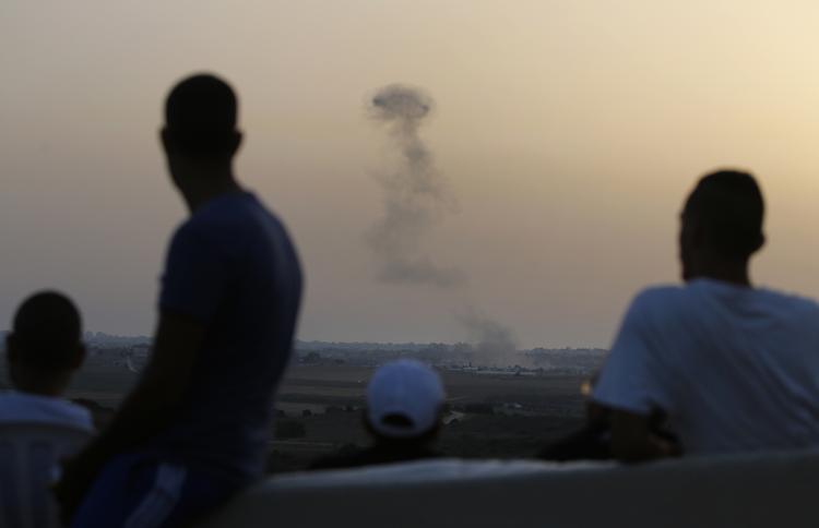 Internationalt. Israelere i Sderot kigger ud over luftangreb i Gaza. 