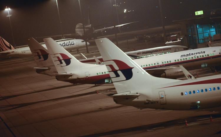 Venteposition. Fly fra Malaysia Airlines parkeret i den internationale lufthavn i Kuala Lumpur. Det styrtede fly MH17 fløj over lukket luftrum, da det formentligt blev skudt ned. 