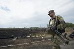 Bevæbnet. En pro-russisk militssoldat holder vagt ved nedstyrtningsstedet efter flyulykken i det østlige Ukraine. David Cameron mener, at Rusland på grund at støtten til separatisterne bærer et stort ansvar for hvad der angiveligt er en nedskydning af et civilt passagerfly. 