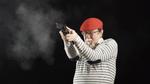 Rekyl. Når mennesker affyrer en revolver for første gang i deres liv, får de ofte et mindre chok. Her kan man se det i slowmotion. Nasan Tur: 'First Shot' (2014).