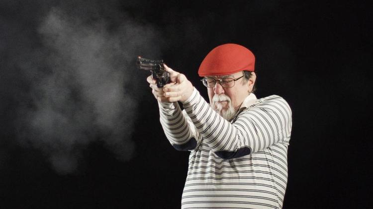 Rekyl. Når mennesker affyrer en revolver for første gang i deres liv, får de ofte et mindre chok. Her kan man se det i slowmotion. Nasan Tur: 'First Shot' (2014).