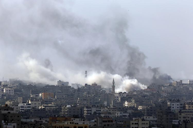 Krig. En humanitær våbenhvile på to timer i dag nåede dårligt nok at træde i kraft, før granaterne igen regnede med over GAza. 