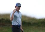 Væddemål. Rory Mcllroys far, Gerry, kan vinde en halv million kroner, hvis hans søn vinder British Open i dag. 