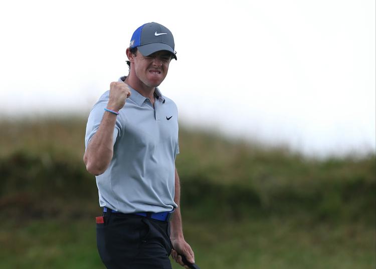 Væddemål. Rory Mcllroys far, Gerry, kan vinde en halv million kroner, hvis hans søn vinder British Open i dag. 