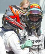 Uheld. Kevin Magnussen var involveret i et uheld i første sving ved dagens løb på Hockenheim. Ved gårsdagens giver han hånden til dagens vinder, Nico Rosberg. 