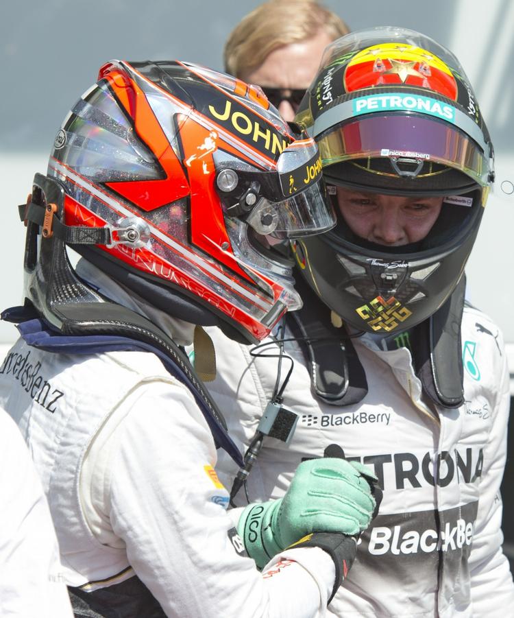 Uheld. Kevin Magnussen var involveret i et uheld i første sving ved dagens løb på Hockenheim. Ved gårsdagens giver han hånden til dagens vinder, Nico Rosberg. 