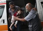 Uskyldig. En såret dreng ankommer til Shifa hospitalet i Gaza by i dag. 