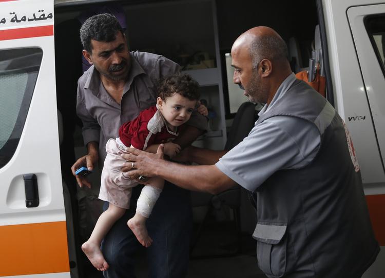 Uskyldig. En såret dreng ankommer til Shifa hospitalet i Gaza by i dag. 