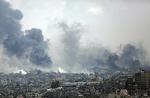 Bombardementer. Hani Mahmoud og hans familie er flygtet fra deres lejlighed i Gaza-bydelen Shejaia, mens bombardementerne fortsætter. Han frygter, at han ikke overlever natten. 