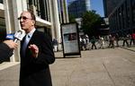 Lønnedgang. Peter Gelb, chefen for operaen, har selv tilbudt at gå lige så meget ned i løn som sine medarbejdere, men med en årsløn på cirka 10 millioner kroner har han lidt mere at tære på end den gennemsnitlige medarbejder. 