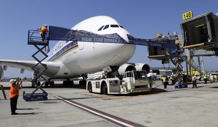 Undskyld. Singapore Airlines har skabt vrede på de sociale medier med en udmelding om, at dets fly ikke krydser ukrainsk luftrum. 