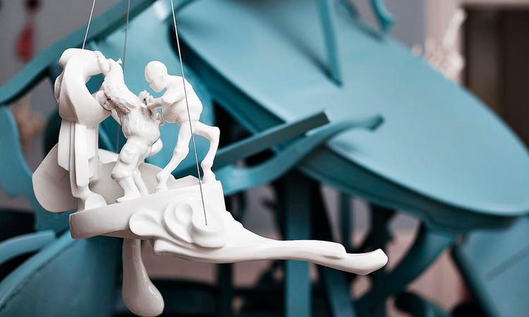 Organhandel? Et væsen åbner ryggen på et andet og tager noget ud. 'All Your Qualities' (2014). 