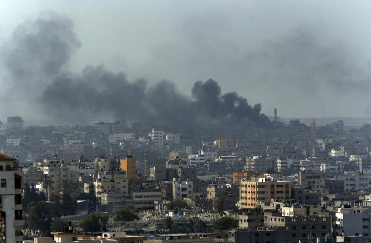 Røgen stiger konstant over Gaza, hvor Israels landoffensiv finder sted. 