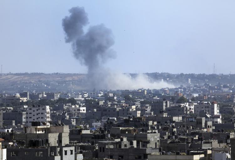 Internationalt. Røg stiger op fra huse i det nordlige Gaza, efter at Israel har angrebet området. 
