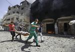 Kaos. Hjælpearbejdere bærer et offer for de israelske bombardementer i det nordlige Gaza i går. 