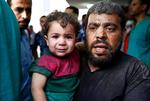 Panik. Tusindvis af civile flygter ud af de bydele i Gaza, hvor Israel er gået til angreb. Og der er ingen støtte fra de traditionelle venner i den arabiske verden. Foto: Lefteris Pitarakis/AP 