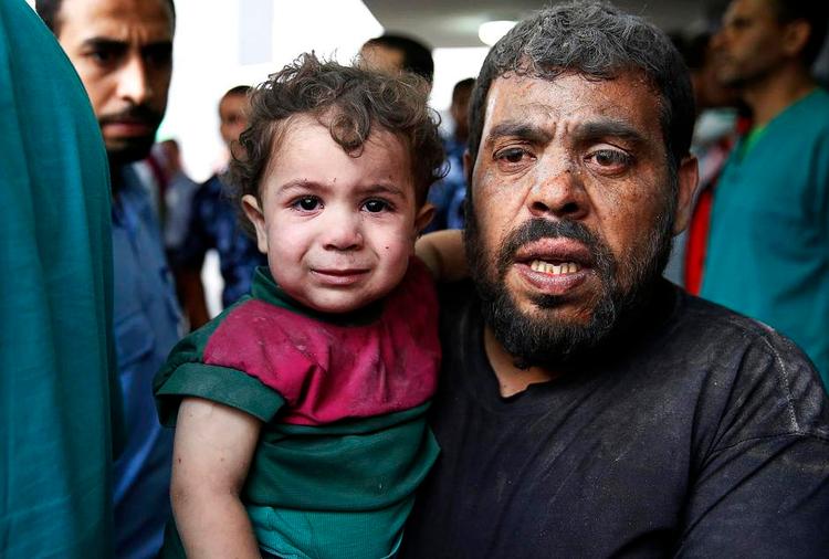 Panik. Tusindvis af civile flygter ud af de bydele i Gaza, hvor Israel er gået til angreb. Og der er ingen støtte fra de traditionelle venner i den arabiske verden. Foto: Lefteris Pitarakis/AP 
