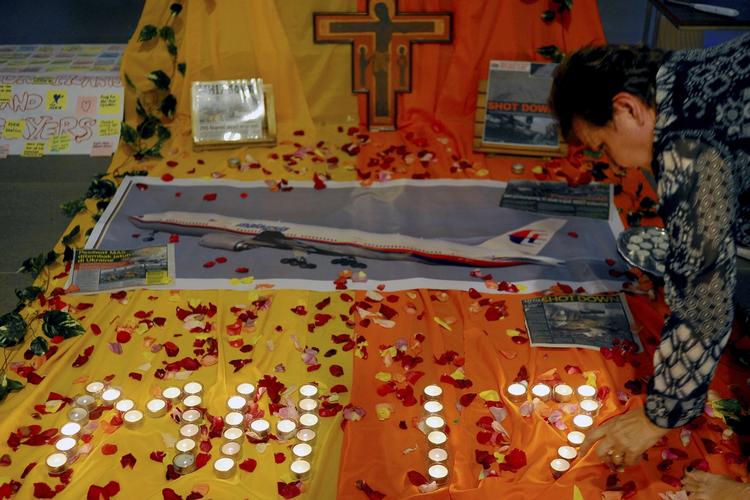 Internationalt. Over hele verden, som her i Kuala Lumpuer, sørges der over Malaysia Airlines-flyets styrt. Også i Holland, hvor flyet lettede fra, er der national sørgedag. 