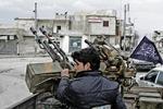 Oprørere. Det østlige Ukraine er i dag ikke alene om at være retsløst. En halv snes andre luftlommer i international retsorden kan blive en tilsvarende risiko: Et væld af områder i Syrien og Irak flyder med avancerede våben. Billedet er fra Aleppo i Syrien. 