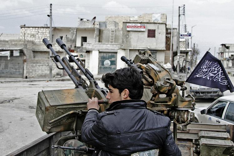 Oprørere. Det østlige Ukraine er i dag ikke alene om at være retsløst. En halv snes andre luftlommer i international retsorden kan blive en tilsvarende risiko: Et væld af områder i Syrien og Irak flyder med avancerede våben. Billedet er fra Aleppo i Syrien. 