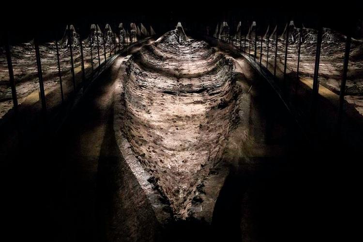 Under jorden. Siden det tidlige 900-tal har Ladbyskibet ligget samme sted med sin last. Vikingekongen, der blev begravet her, er dog blevet fjernet i løbet af vikingetiden. Til gengæld ligger her stadig ofrede heste, hunde og skibets tunge anker. Og så ligger skibet på et område, der er udpeget som muligt depot for atomaffald. 