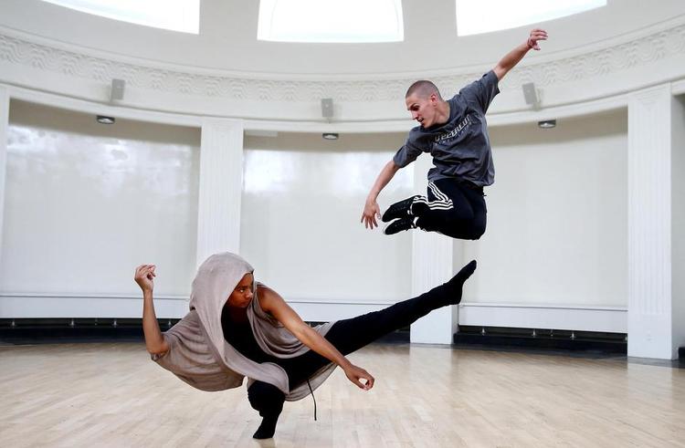 Nyt liv. I 2008 fik bevægelseshuset Dansekapellet tilladelse til at omdanne det gamle kapel i Bispebjerg. Fire år senere rykkede de ind. Bahadir Berber (øverst) lever i dag af at danse. Foto: Finn Frandsen 