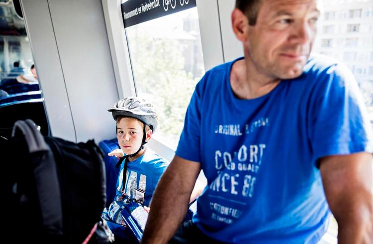 fisketur. Michael Linneberg og hans søn Maxim tog i går cyklerne med i S-toget på vej hjem fra en fisketur, hvor de ikke fangede noget. »Utroligt praktisk og hurtigt at kombinere cykel og tog«, siger Michael Linneberg, der cykler »stort set hver dag«. 