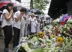 Tab. Sørgende lægger blomster foran en restaurant i Rotterdam. Ejerne af restauranten var passagerer på flyet MH17 fra Malaysia Airlines, der styrtede ned i det østlige Ukraine. 