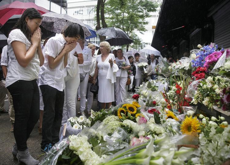Tab. Sørgende lægger blomster foran en restaurant i Rotterdam. Ejerne af restauranten var passagerer på flyet MH17 fra Malaysia Airlines, der styrtede ned i det østlige Ukraine. 